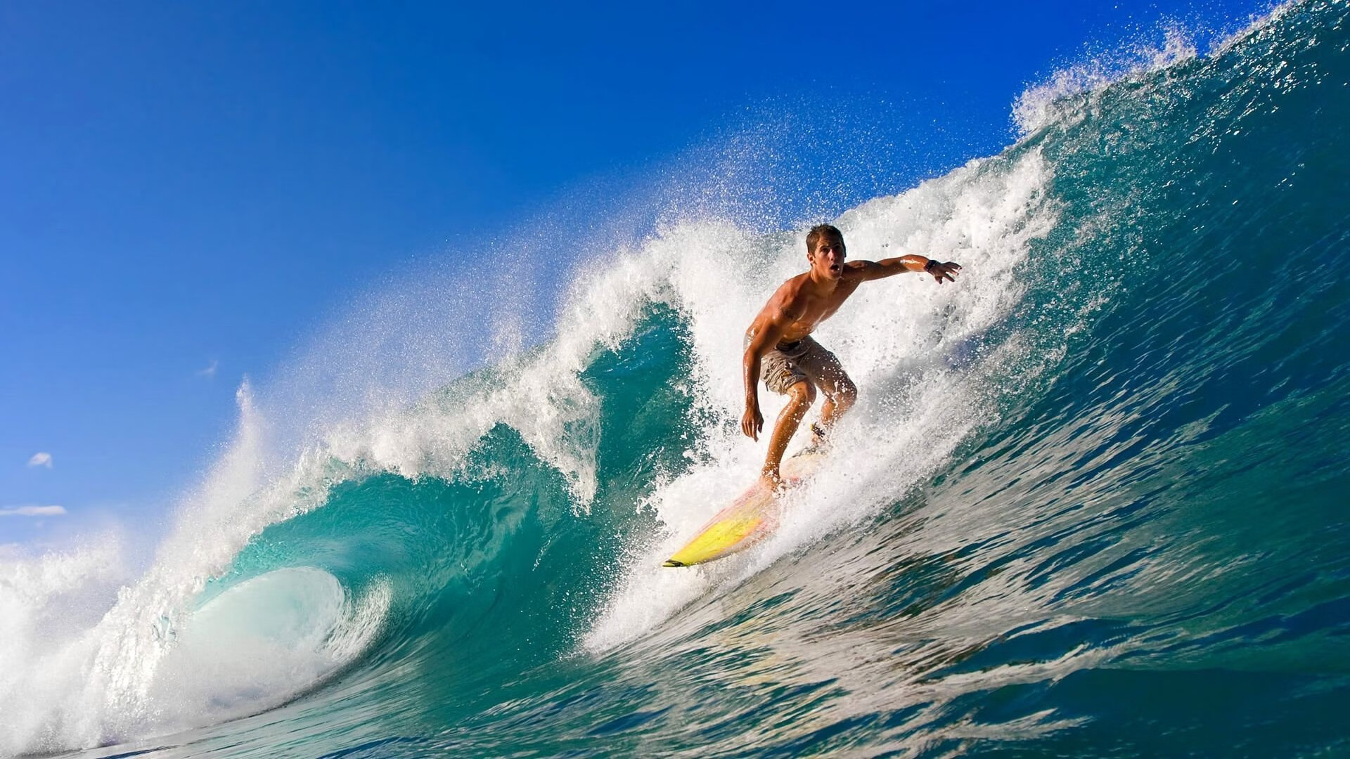 追赶赛中的精彩超车瞬间，追车比赛